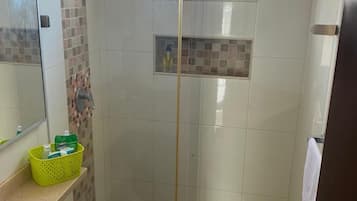 Appartamento familiare, 2 camere da letto | Bagno | Doccia, soffione a pioggia, set di cortesia firmato, asciugamani