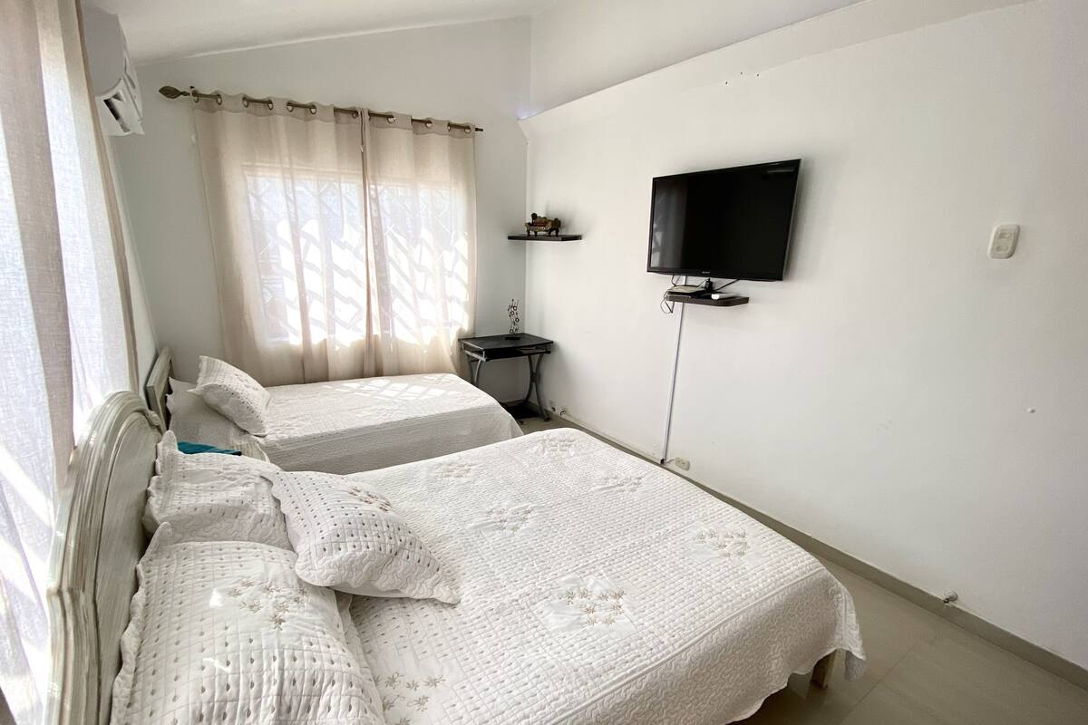 Family Apartment, 2 Bedrooms | Peralatan tempat tidur premium, peti besi dalam bilik 