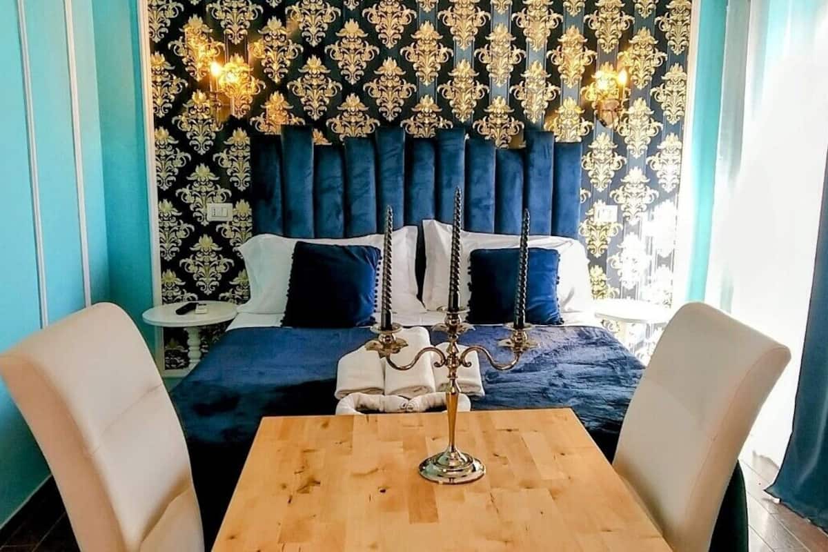 Deluxe kamer | Individueel gemeubileerd, een bureau, een strijkplank/strijkijzer