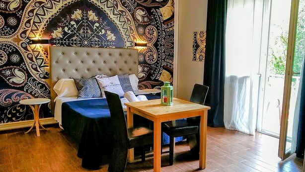 Escritorio, tabla de planchar con plancha, wifi gratis