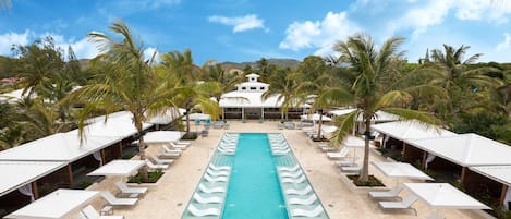 Piscina externa, barracas, guarda-sóis