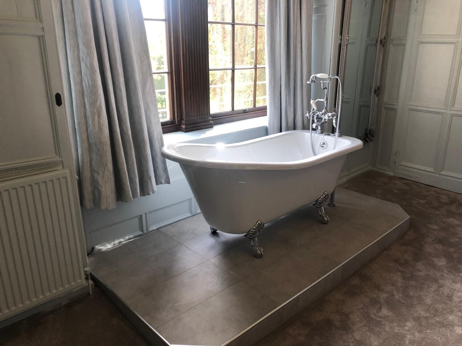 executive double room | bathroom | free toiletries, hair dryer, towels