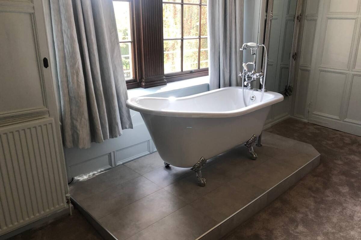 executive double room | bathroom | free toiletries, hair dryer, towels