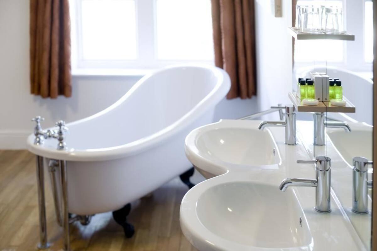 superior double room | bathroom | free toiletries, hair dryer, towels