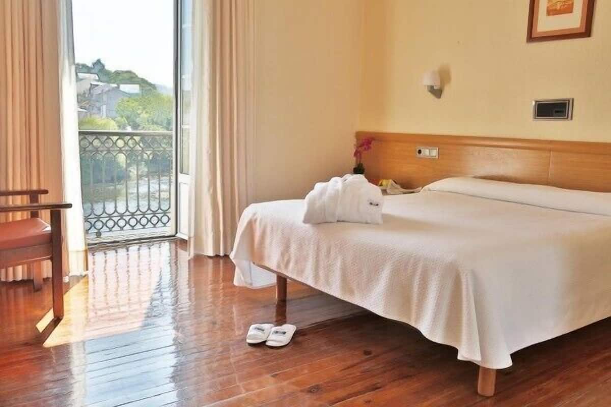 Chambre avec lits jumeaux | Coffre-fort, bureau, rideaux dâobscurcissement