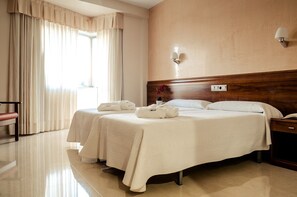 Twin Room | In-room safe, desk, blackout curtains, rollaway beds - Hotel Balneario de Lugo (Lugo)