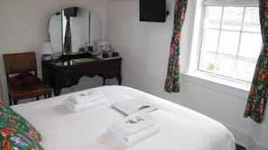 Double Room (Small) | Premium bedding, iron/ironing board, free WiFi - Alba B&B (Fort William)