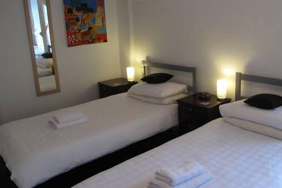 Camera con 2 letti singoli, bagno privato | Biancheria da letto di alta qualità, ferro/asse da stiro, Wi-Fi gratuito