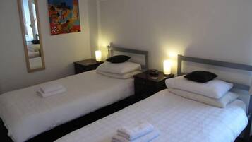 Twin Room, Private Bathroom | Premium bedding, iron/ironing board, free WiFi