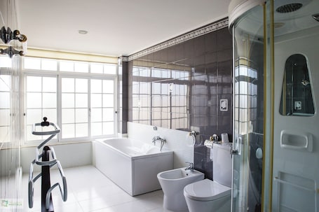Hair dryer, towels, soap, toilet paper. Help Yourself Hostels Carcavelos Coast