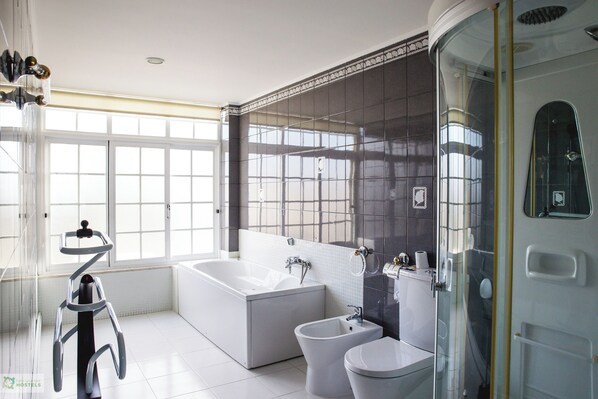 Hair dryer, towels, soap, toilet paper - Help Yourself Hostels Carcavelos Coast (Cascais)