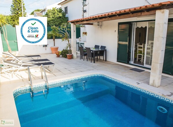 Una piscina al aire libre (de 08:00 a 00:00), sombrillas, tumbonas