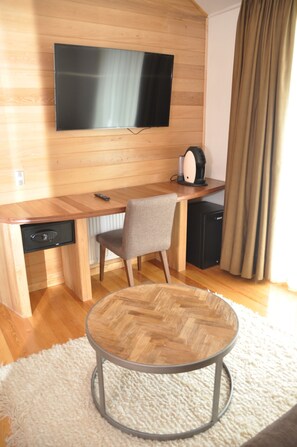 Suite – superior, 1 soverom, badstue | Oppholdsområde | En 50-tommers Flatskjerm-TV med Parabol-TV samt TV