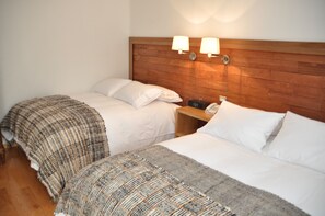 Minibar, in-room safe, desk, blackout curtains - Hotel Boutique Refugio de Navegantes (Dalcahue)