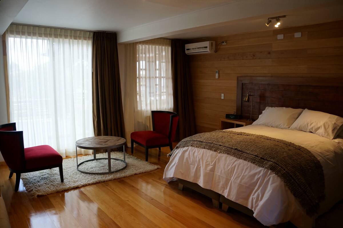 standard double room, 1 bedroom, private bathroom | 1 bedroom, minibar, in-room safe, desk