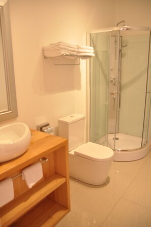 Kamar Double Standar, 1 kamar tidur, kamar mandi pribadi | Kamar mandi | Shower, perlengkapan mandi gratis, pengering rambut, dan handuk