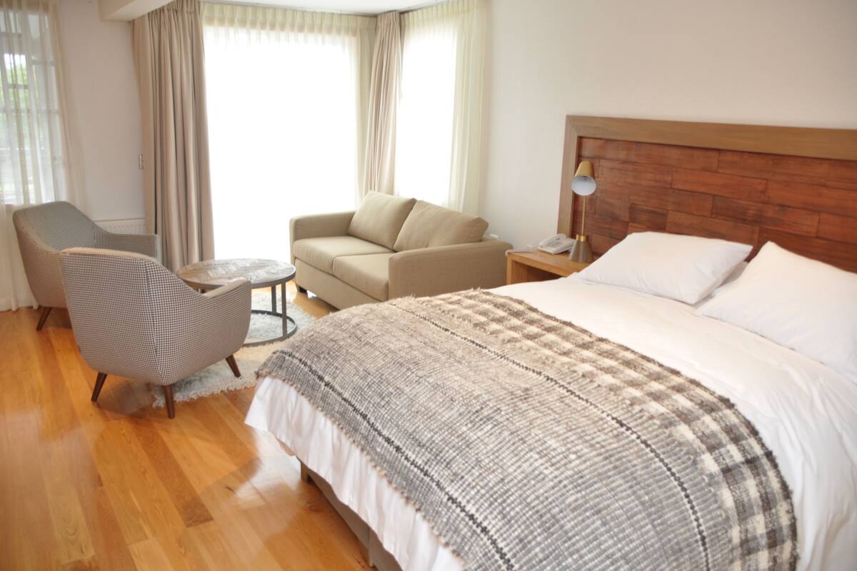 standard double room, 1 bedroom, private bathroom | 1 bedroom, minibar, in-room safe, desk
