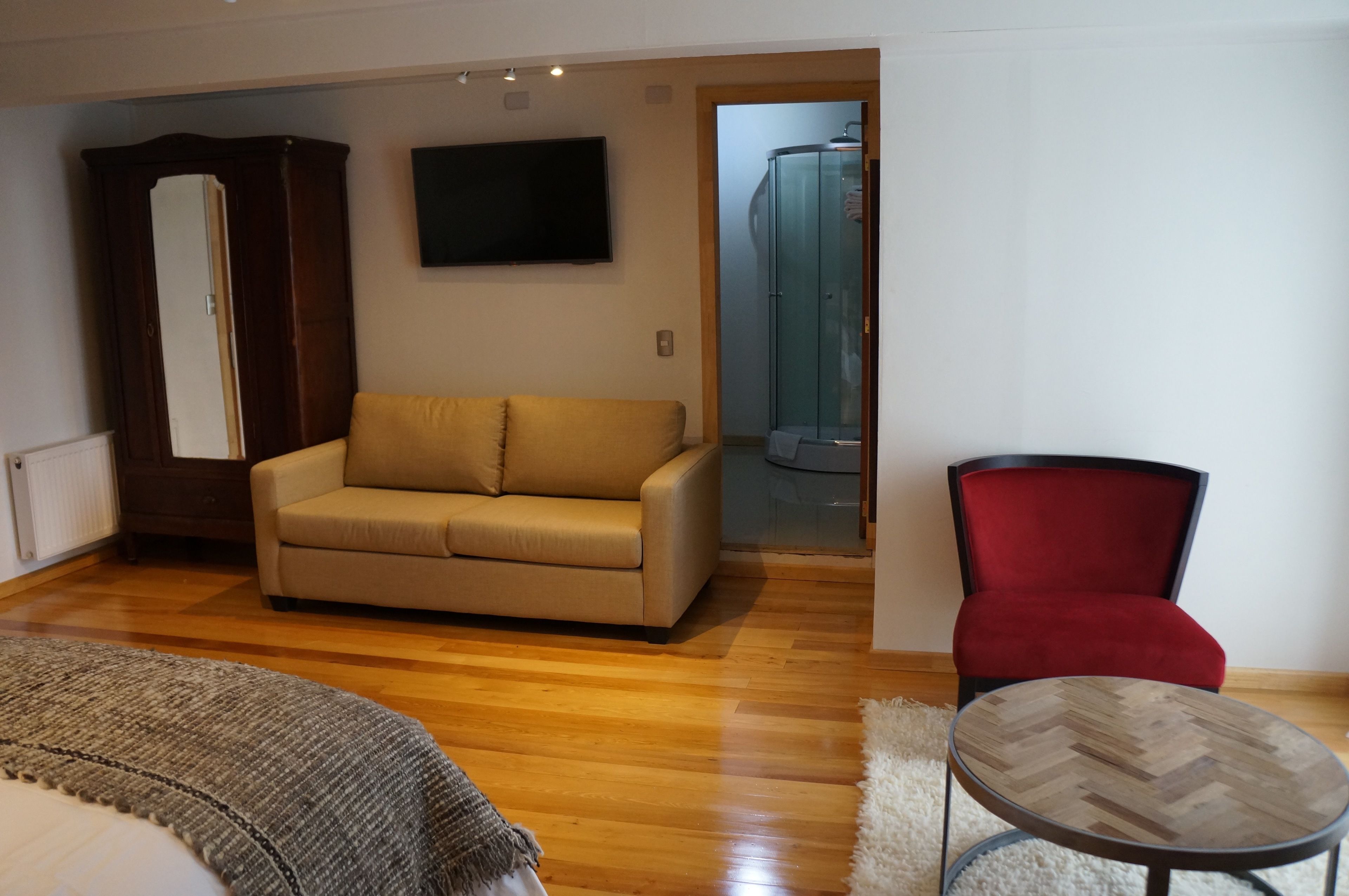 standard double room, 1 bedroom, private bathroom | 1 bedroom, minibar, in-room safe, desk