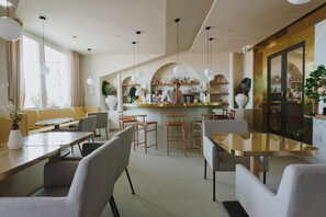 Se sirven desayunos y almuerzos, restaurante con mesas al aire libre