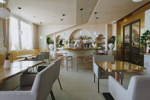 Breakfast, lunch, dinner served; alfresco dining