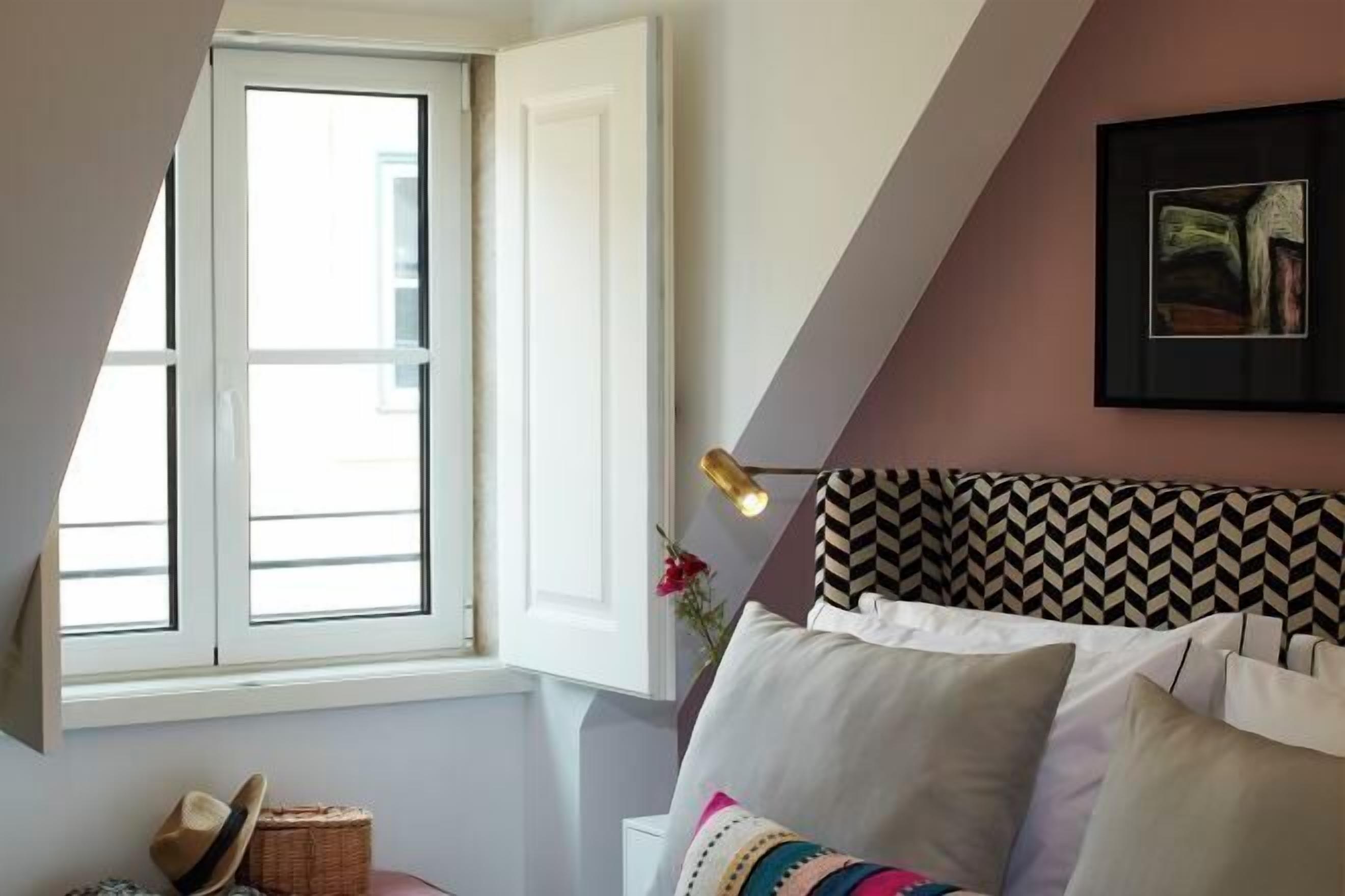 Minibar, caja de seguridad en la habitación y decoración personalizada 