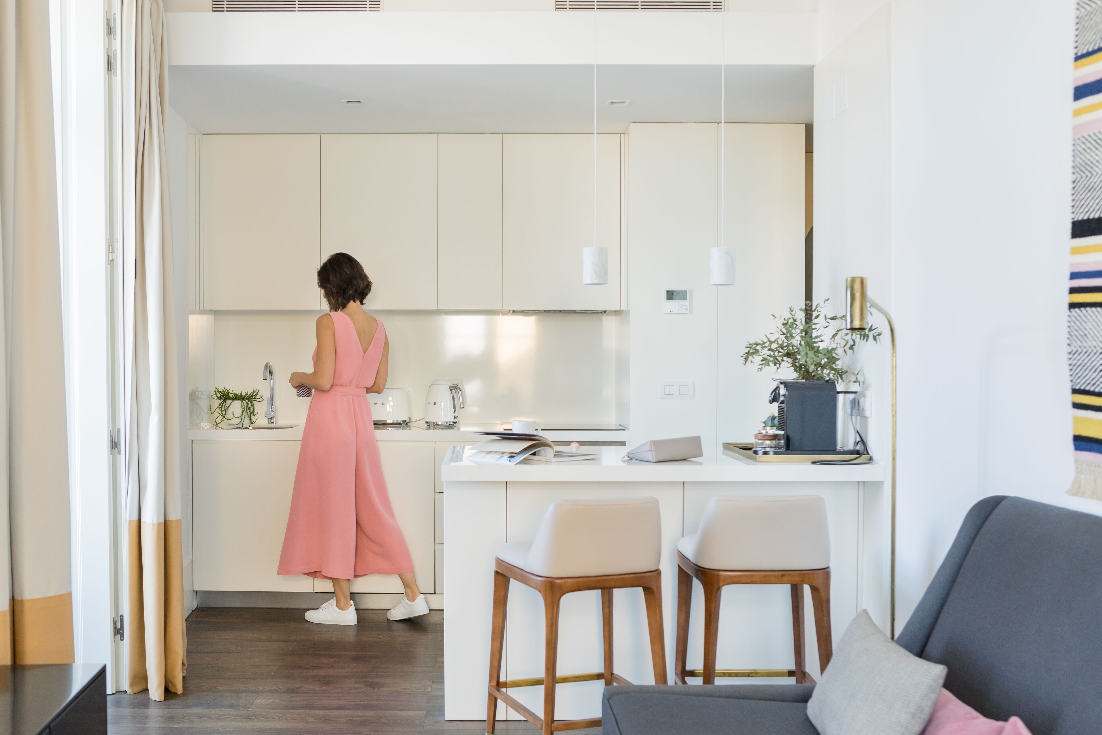 full-sized fridge, microwave, oven, stovetop