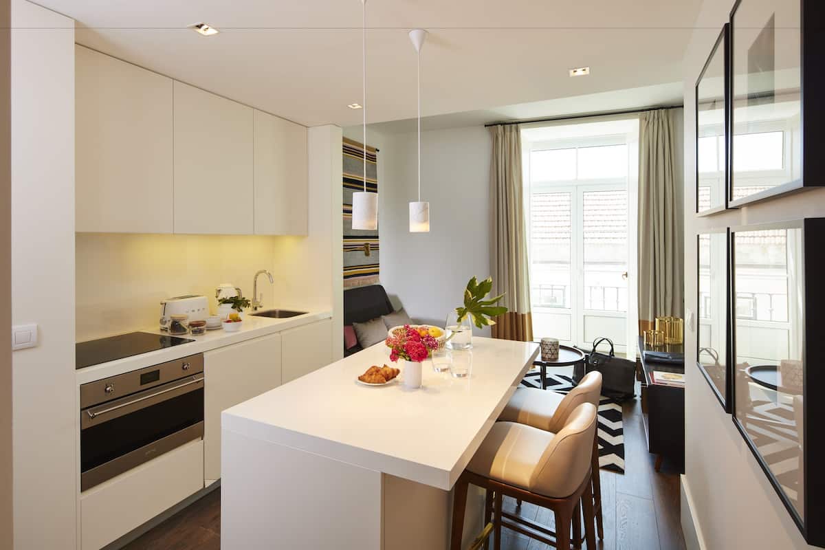 studio | private kitchen | full-sized fridge, microwave, oven, stovetop