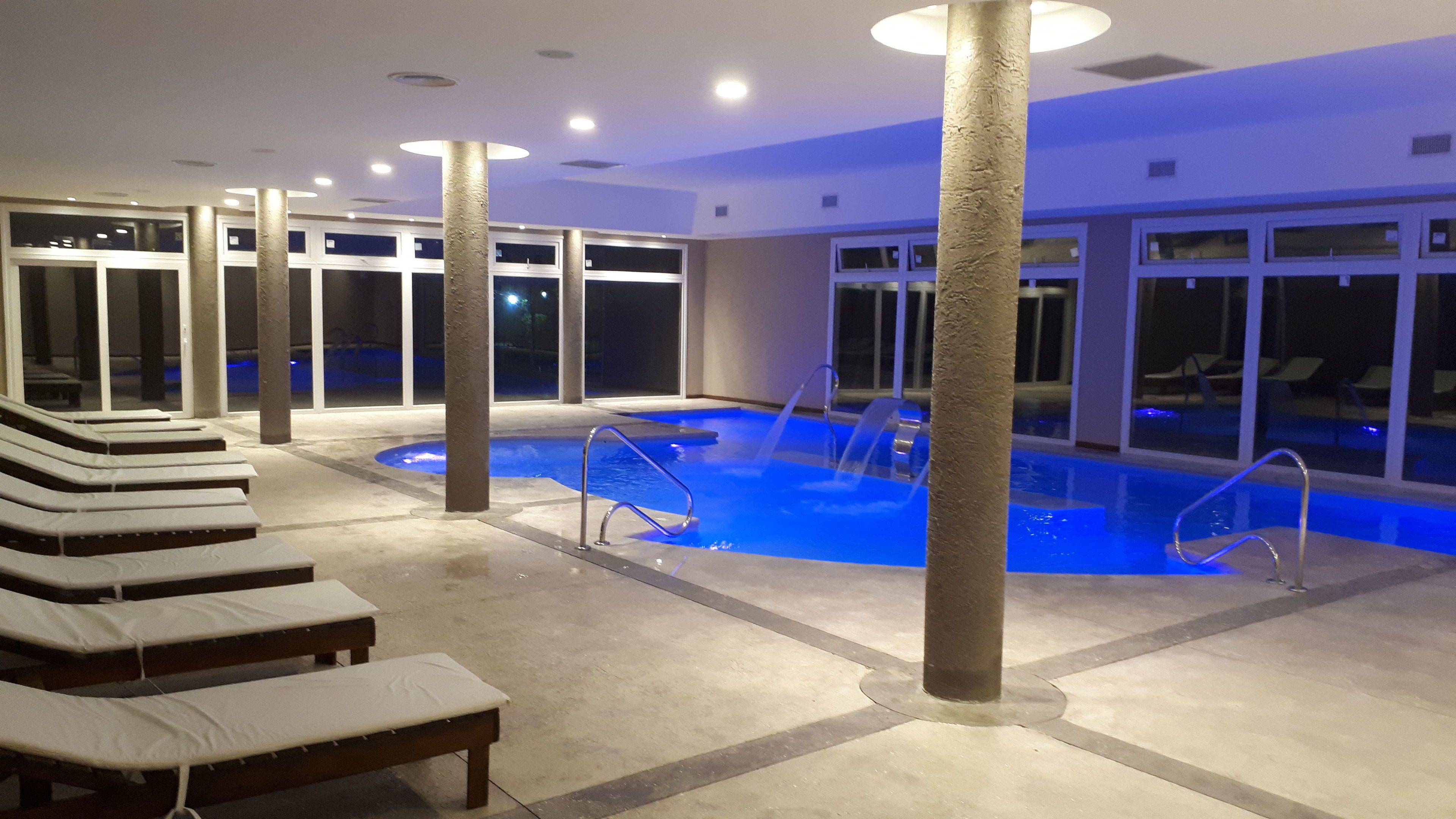 Piscina all'aperto, lettini