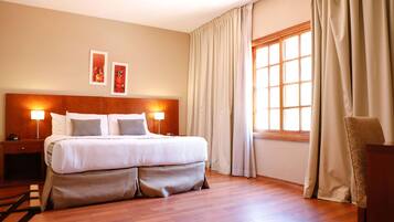 Minibar, caja de seguridad en la habitación y escritorio