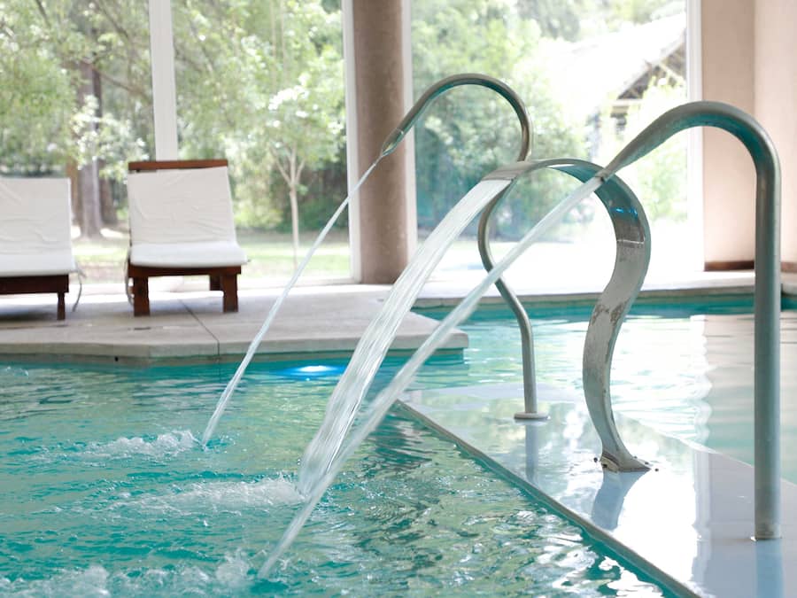 Pijat dengan batu panas, perawatan wajah, refleksiologi, dan pijat