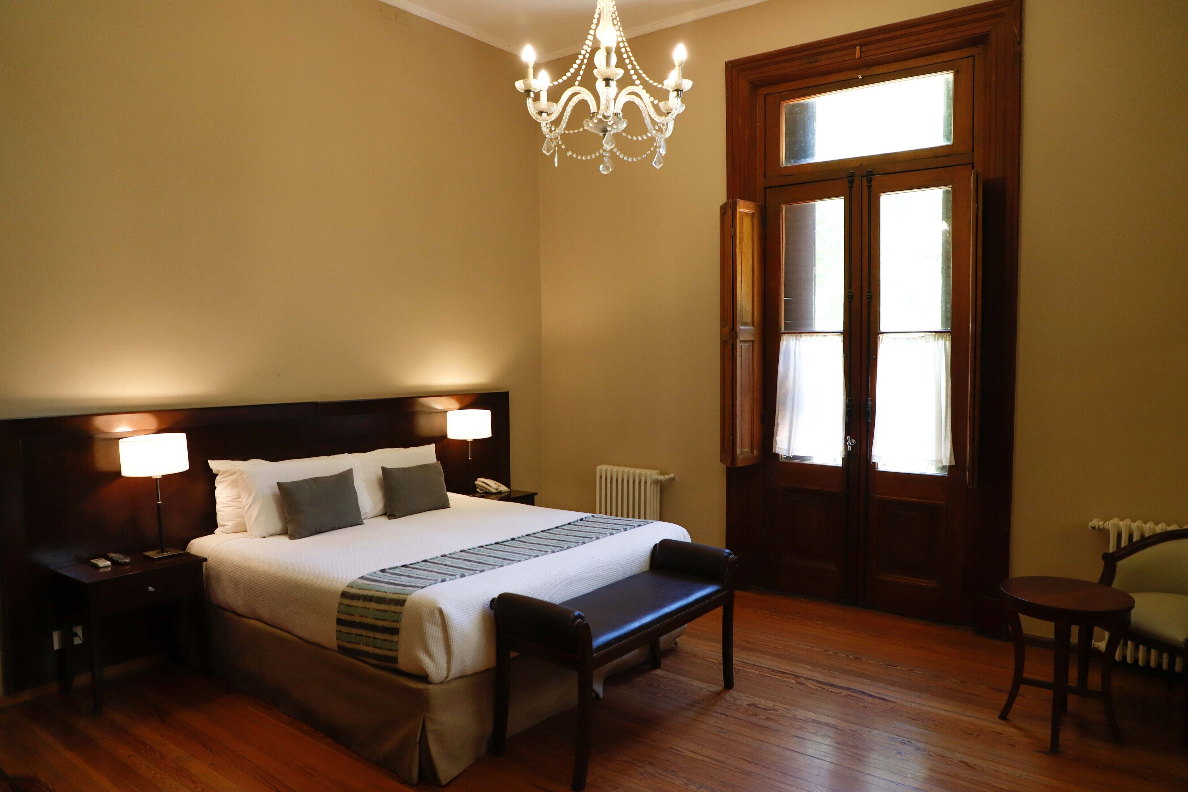 Suite Supérieure, 1 très grand lit | Minibar, coffres-forts dans les chambres, bureau