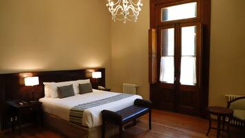 Minibar, caja de seguridad en la habitación y escritorio