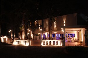 Fachada de la propiedad por la tarde o noche