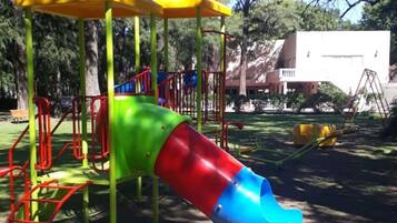 Área de juegos infantiles al aire libre