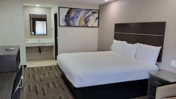 Escrivaninha, cortinas blackout, camas extras/dobráveis (sobretaxa)