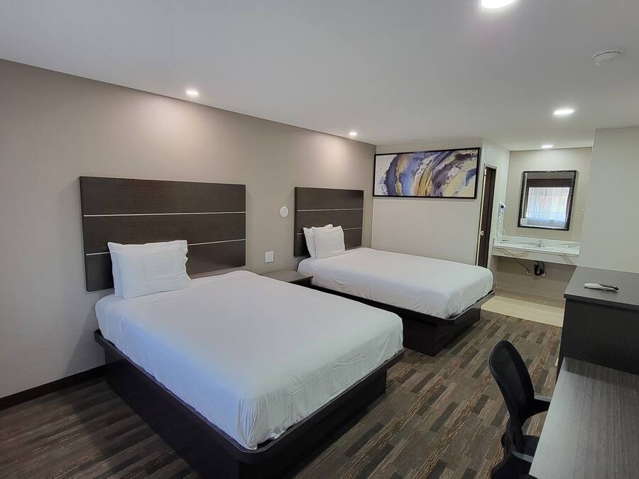 Room, 2 Katil Ratu (Queen), Non Smoking | Meja, langsir/tirai gelap terus, katil lipat simpan/tambahan