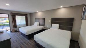 Habitación, 2 camas Queen size, para no fumadores | Escritorio, cortinas blackout, camas extra y wifi gratis 