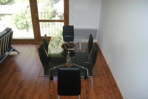 Een koelkast/vriezer, een magnetron, een oven, een kookplaat