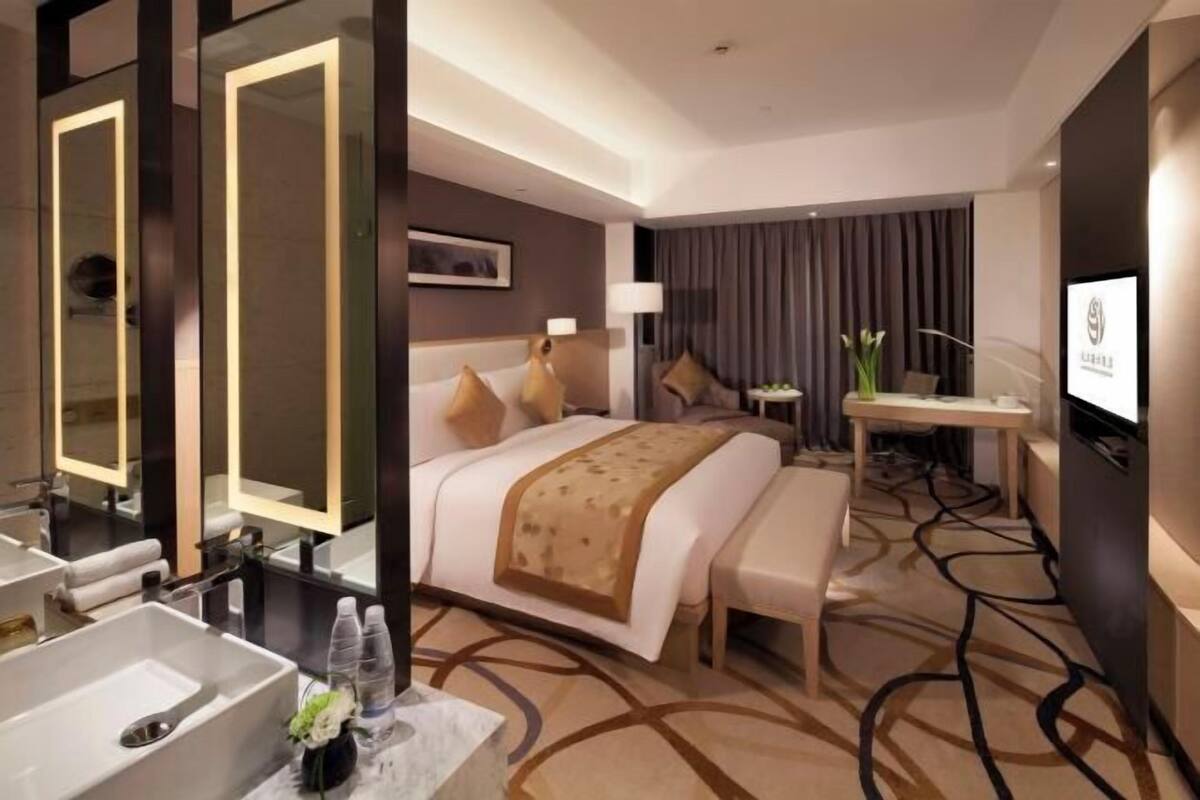 Soundproofing, free WiFi, alarm clocks