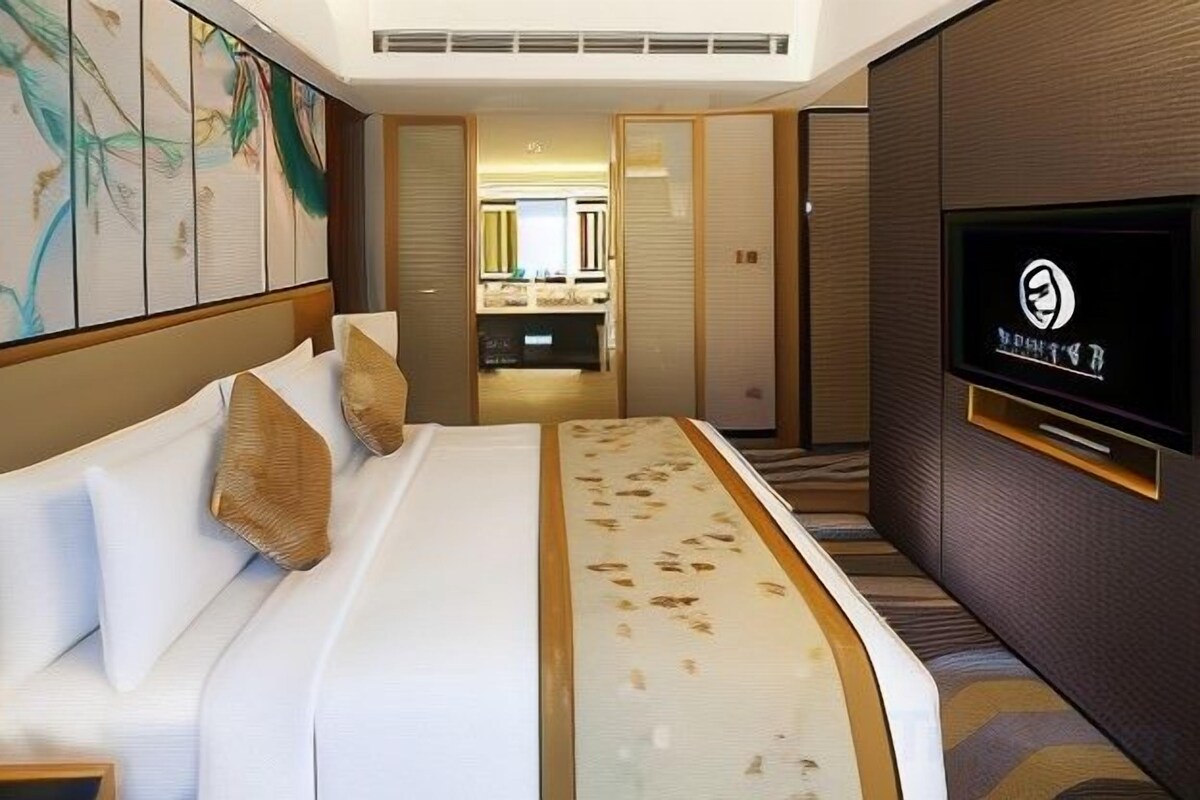 Soundproofing, WiFi (free), alarm clocks