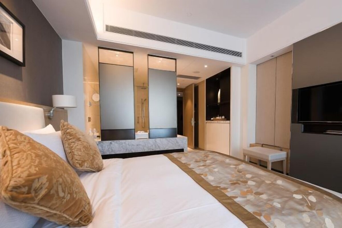 Soundproofing, WiFi (free), alarm clocks