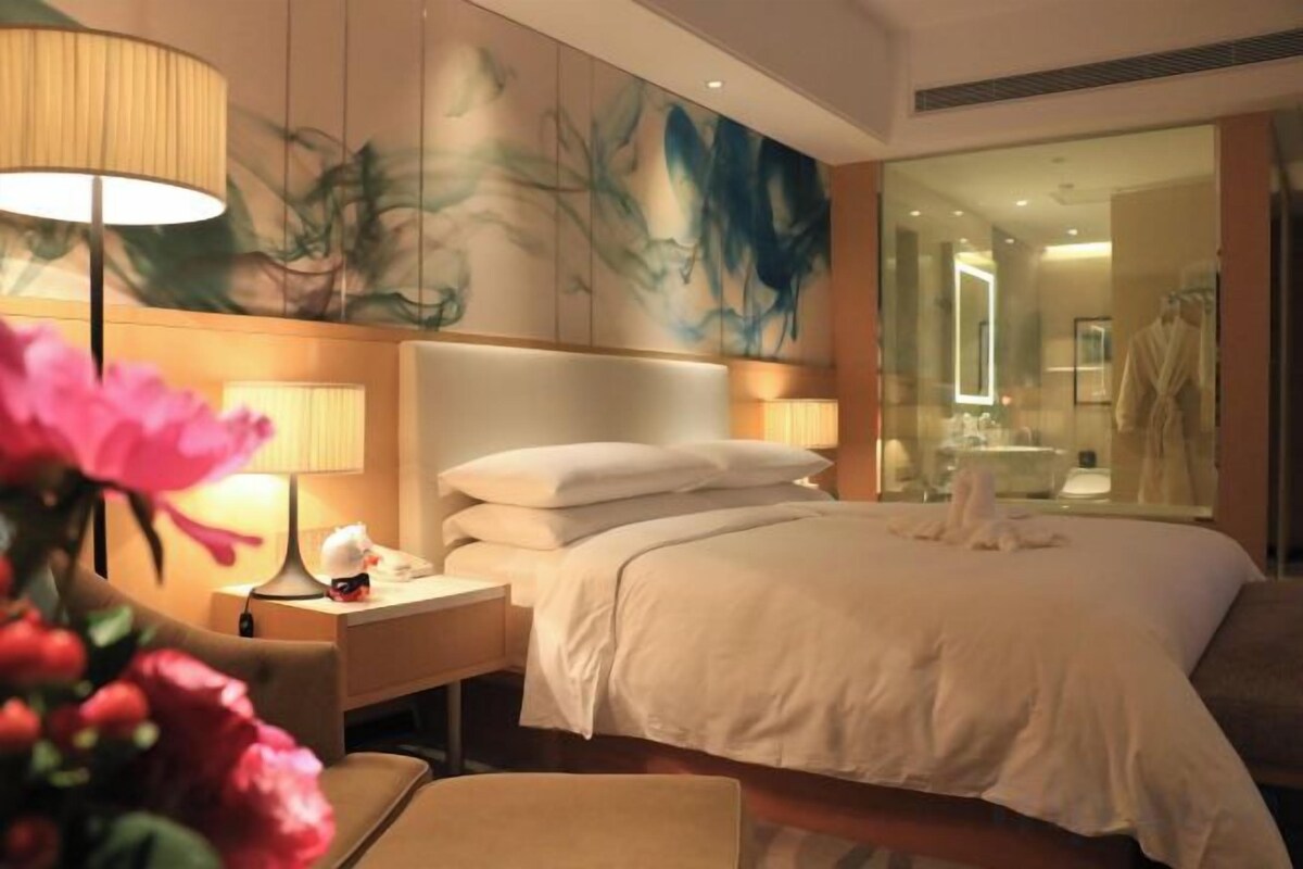 Soundproofing, WiFi (free), alarm clocks