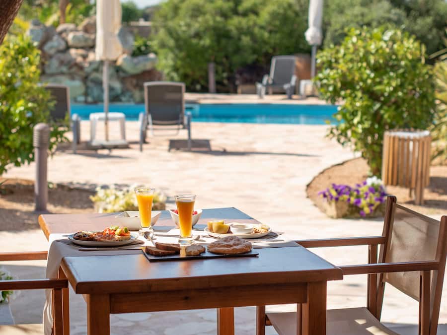 Utendørsbasseng, bassengparasoller og solsenger