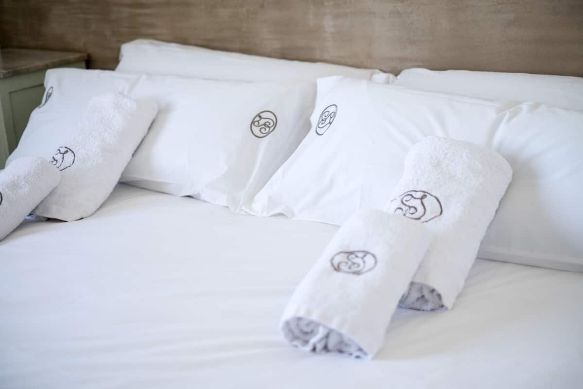 1 kamar tidur, seprai premium, minibar, dan meja kerja