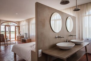 高档床上用品、迷你吧、办公桌、笔记本电脑工作区