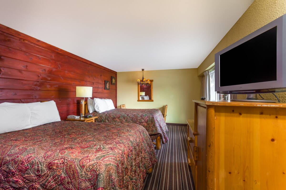 Desk, blackout curtains, free WiFi, bed sheets