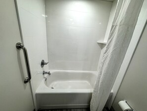 Combined shower/bathtub, towels
