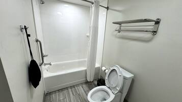 Combined shower/bathtub, towels