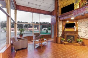 Lobby - Lodge at Mill Creek (Pigeon Forge)