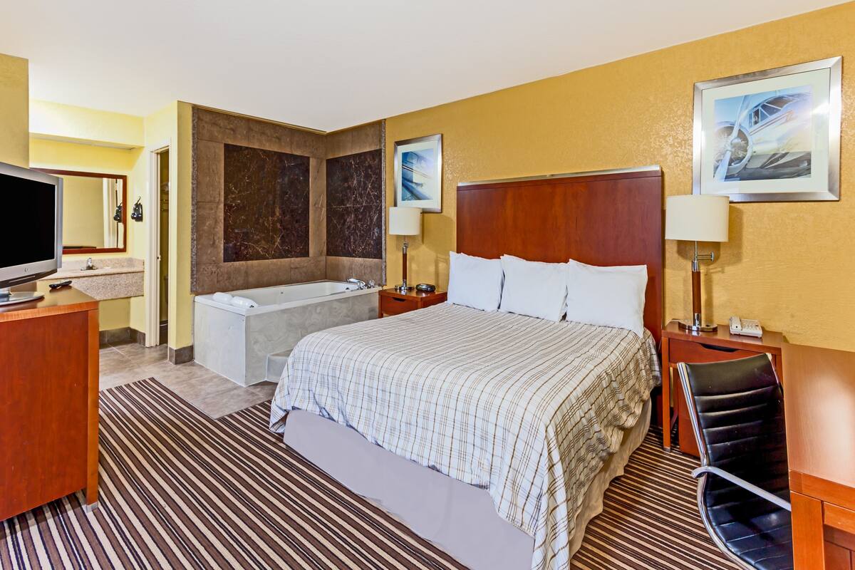 Desk, blackout curtains, free WiFi, bed sheets